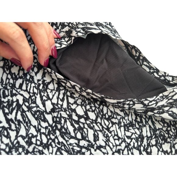 LULUEMON Black White Long Sleeve Patterned Top Size 8 - Picture 3 of 5